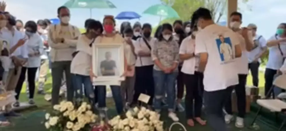 Potret prosesi pemakaman Raditya Oloan © 2021 brilio.net Potret prosesi pemakaman Raditya Oloan © 2021 brilio.net