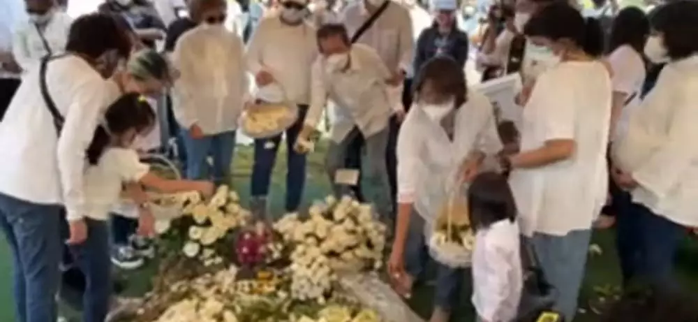 Potret prosesi pemakaman Raditya Oloan © 2021 brilio.net Potret prosesi pemakaman Raditya Oloan © 2021 brilio.net