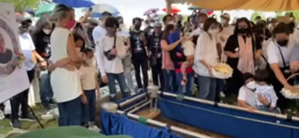 Potret prosesi pemakaman Raditya Oloan © 2021 brilio.net Potret prosesi pemakaman Raditya Oloan © 2021 brilio.net