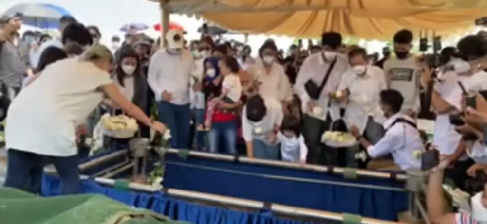 Potret prosesi pemakaman Raditya Oloan © 2021 brilio.net Potret prosesi pemakaman Raditya Oloan © 2021 brilio.net