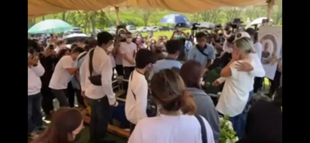 Potret prosesi pemakaman Raditya Oloan © 2021 brilio.net Potret prosesi pemakaman Raditya Oloan © 2021 brilio.net