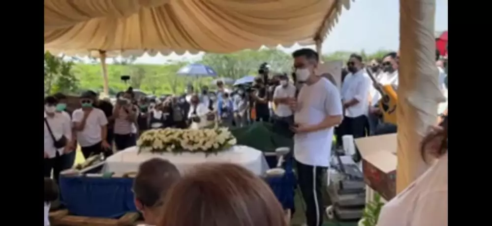 Potret prosesi pemakaman Raditya Oloan © 2021 brilio.net Potret prosesi pemakaman Raditya Oloan © 2021 brilio.net