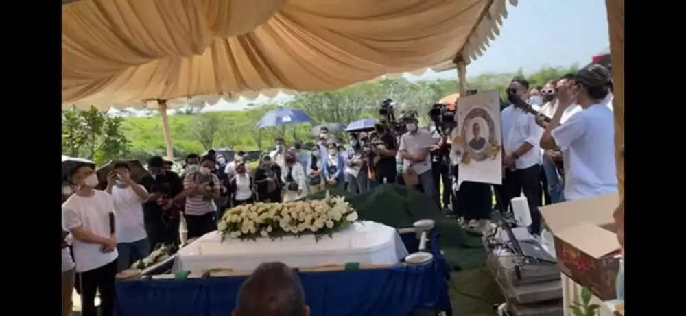 Potret prosesi pemakaman Raditya Oloan © 2021 brilio.net Potret prosesi pemakaman Raditya Oloan © 2021 brilio.net