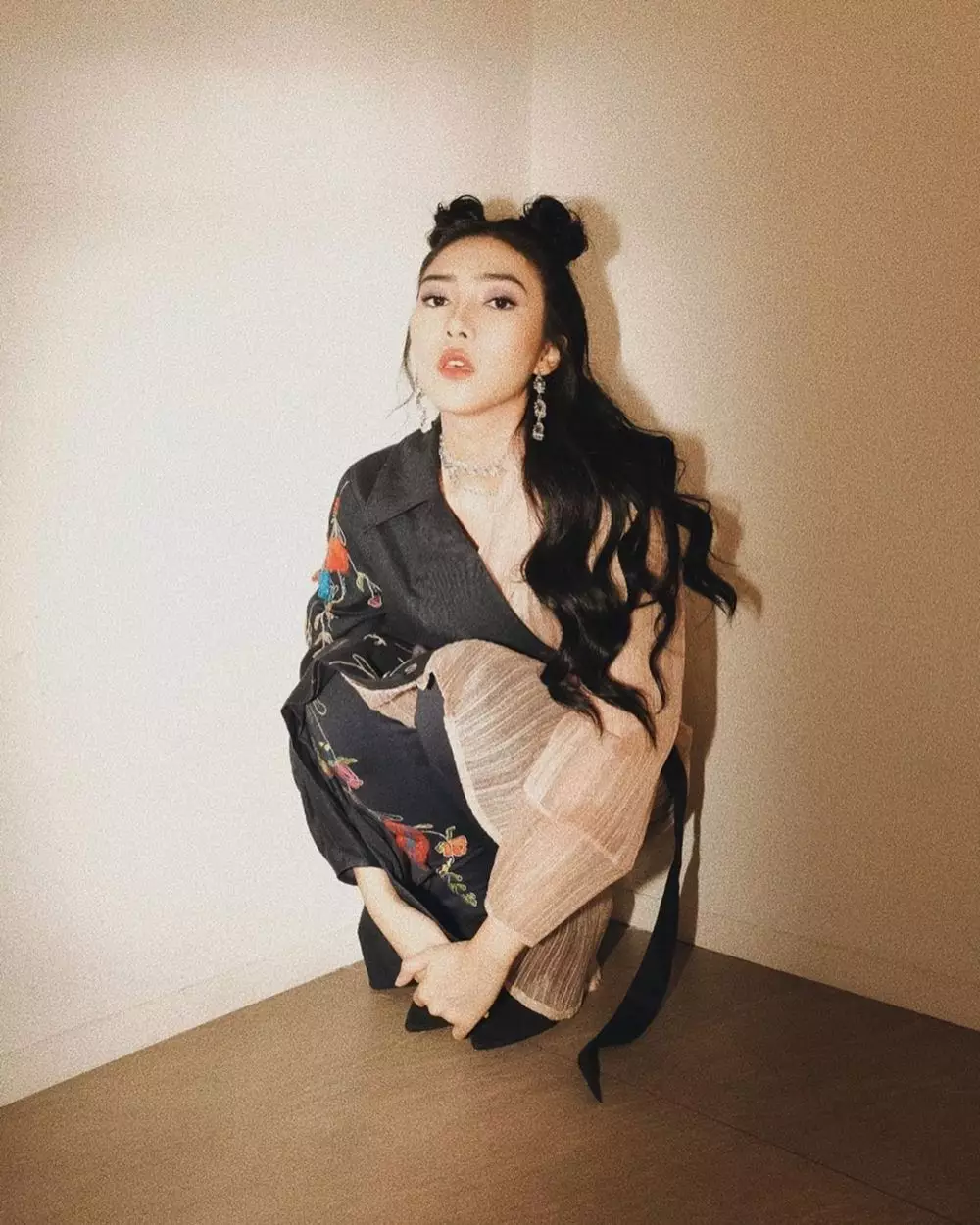 Potret artis dengan gaya rambut space buns dari berbagai sumber Potret artis dengan gaya rambut space buns dari berbagai sumber