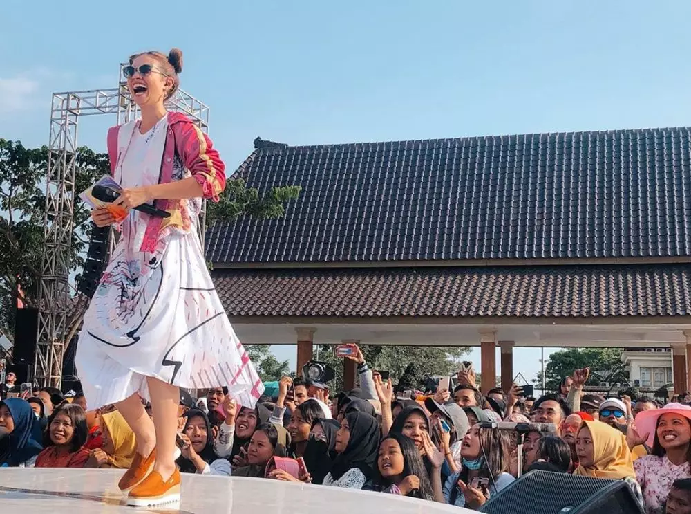 Potret artis dengan gaya rambut space buns dari berbagai sumber Potret artis dengan gaya rambut space buns dari berbagai sumber