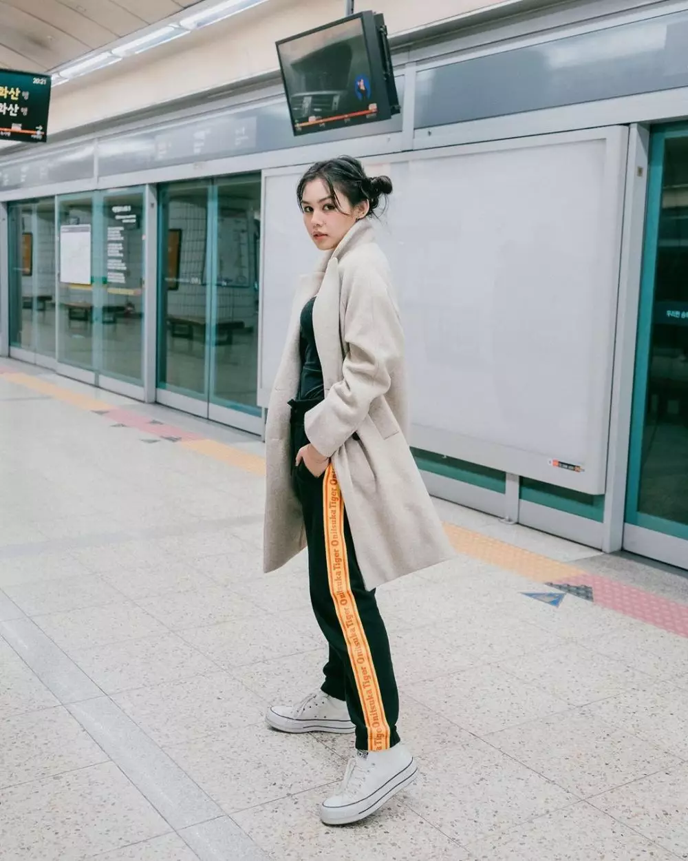 Potret artis dengan gaya rambut space buns dari berbagai sumber Potret artis dengan gaya rambut space buns dari berbagai sumber