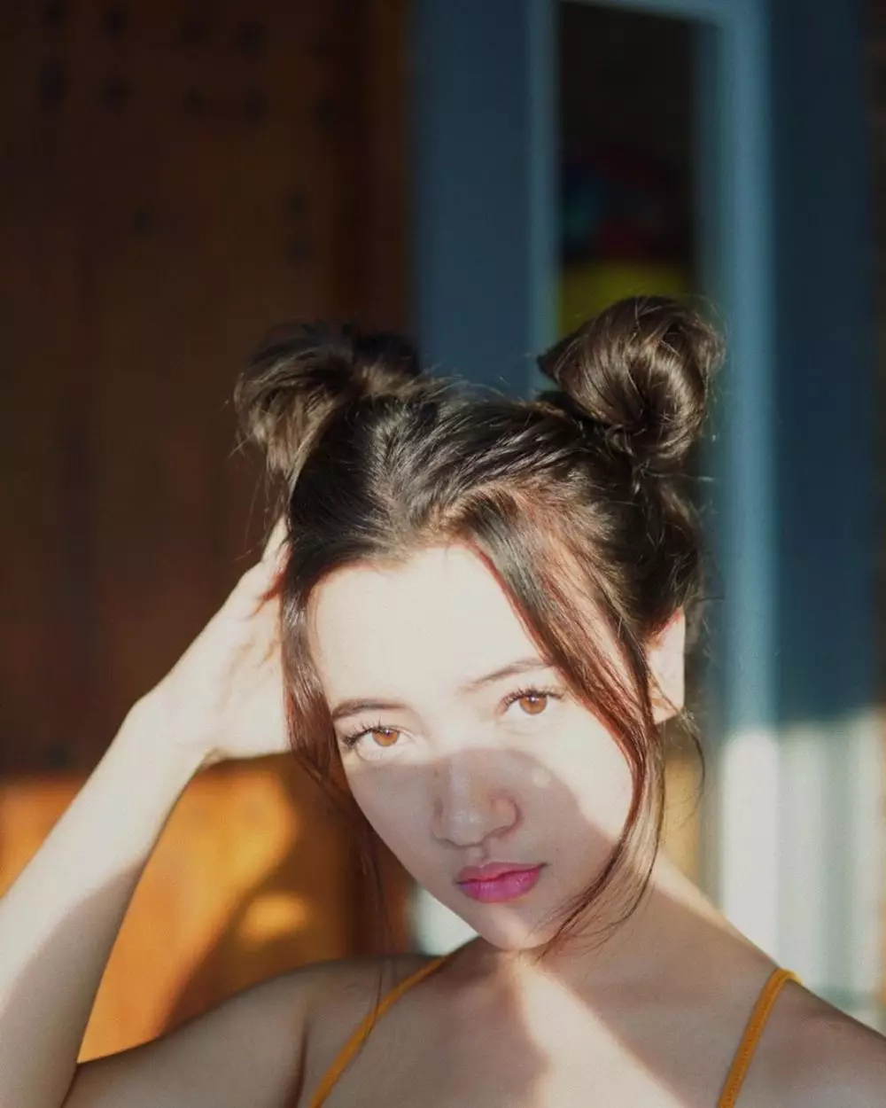 Potret artis dengan gaya rambut space buns dari berbagai sumber Potret artis dengan gaya rambut space buns dari berbagai sumber