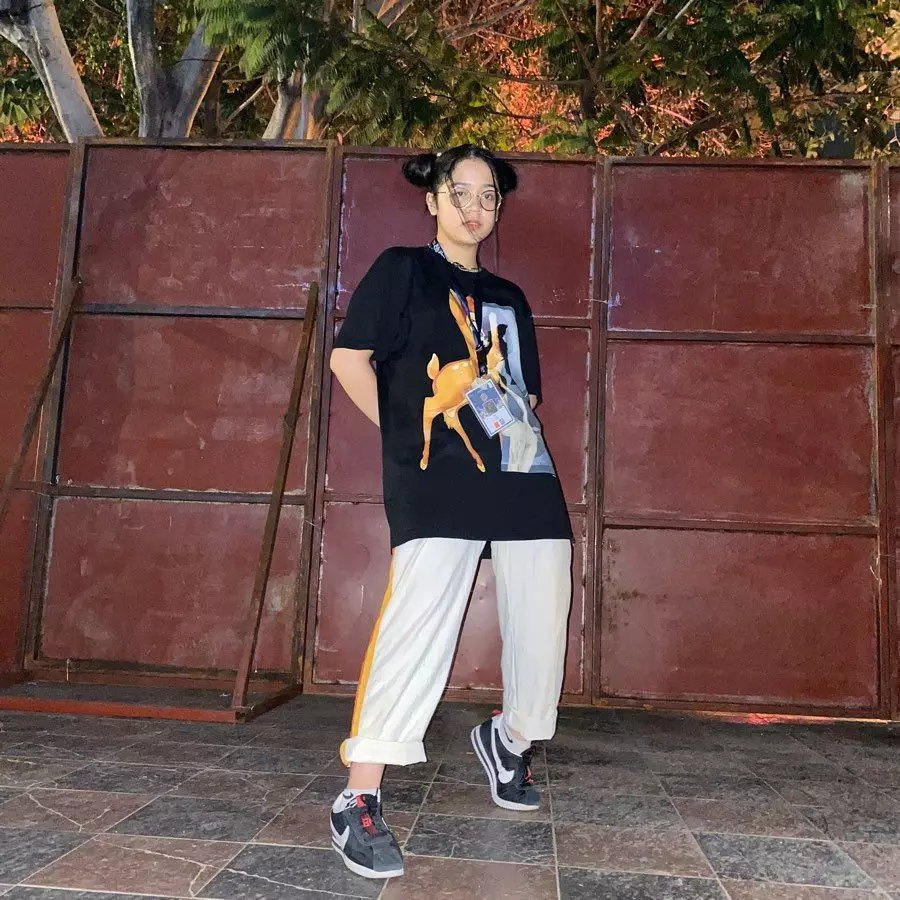 Potret artis dengan gaya rambut space buns dari berbagai sumber Potret artis dengan gaya rambut space buns dari berbagai sumber