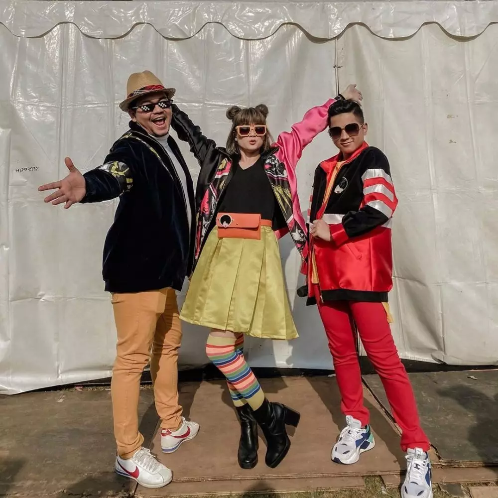 Potret artis dengan gaya rambut space buns dari berbagai sumber Potret artis dengan gaya rambut space buns dari berbagai sumber