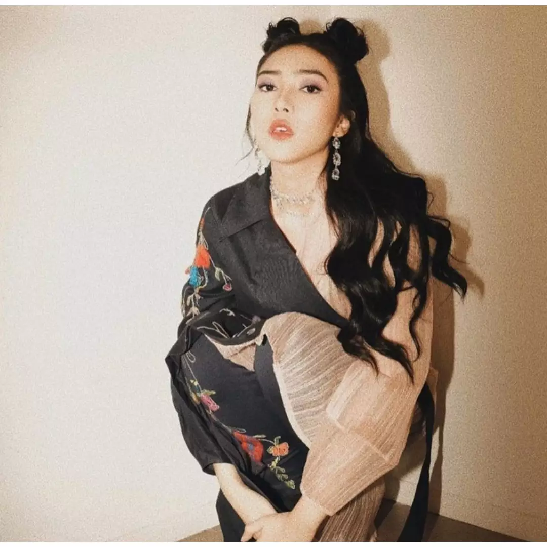 Potret 10 artis dengan gaya rambut space buns, imut abis