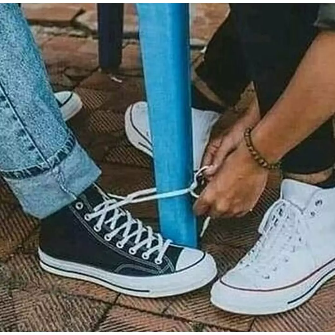 10 Aksi jahili teman di tempat umum, pengen ketawa takut dosa