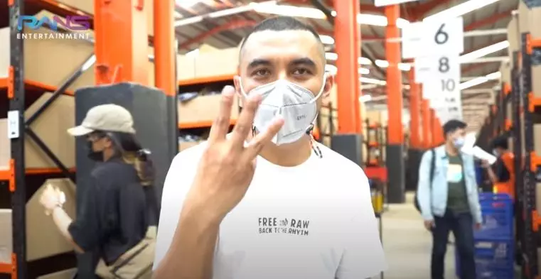 Momen seleb berbagi kebahagian © berbagai sumber