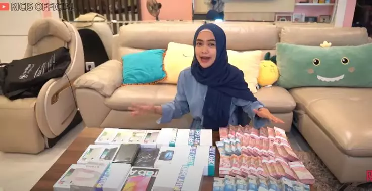 Momen seleb berbagi kebahagian © berbagai sumber