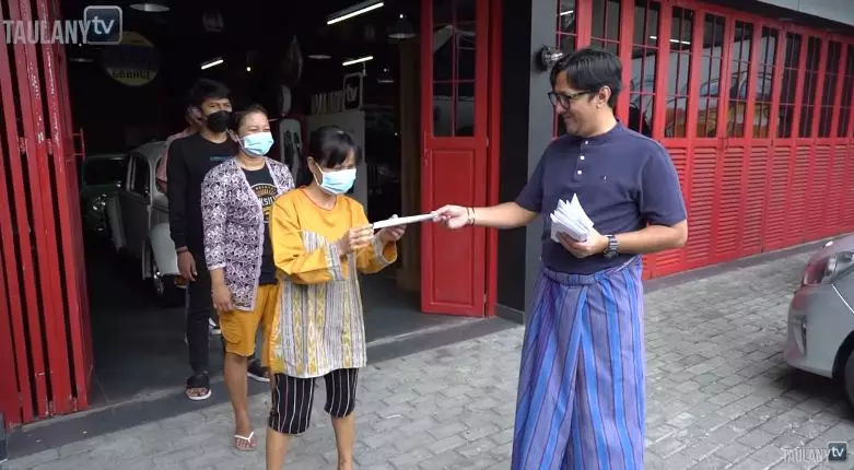 Momen seleb berbagi kebahagian © berbagai sumber