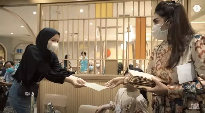 Momen seleb berbagi kebahagian © berbagai sumber