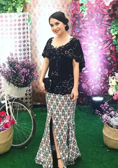 Beda gaya 6 seleb istri pilot © berbagai sumber