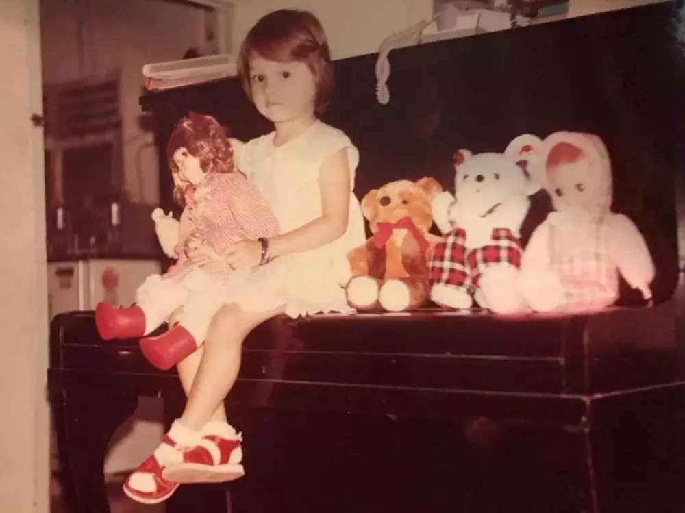 Potret masa kecil Mona Ratuliu © Instagram