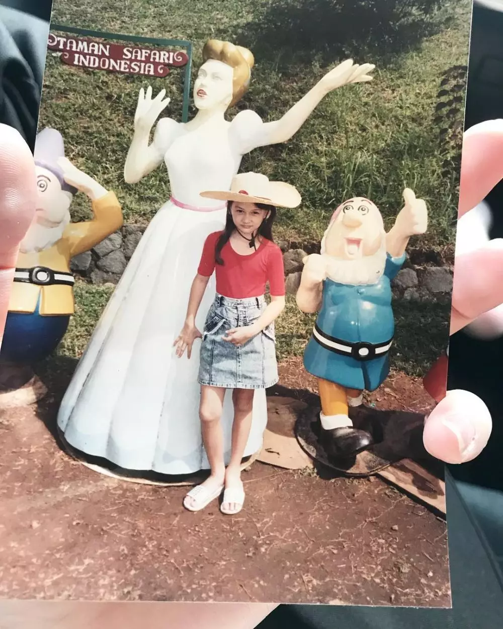 Potret masa kecil Mona Ratuliu © Instagram