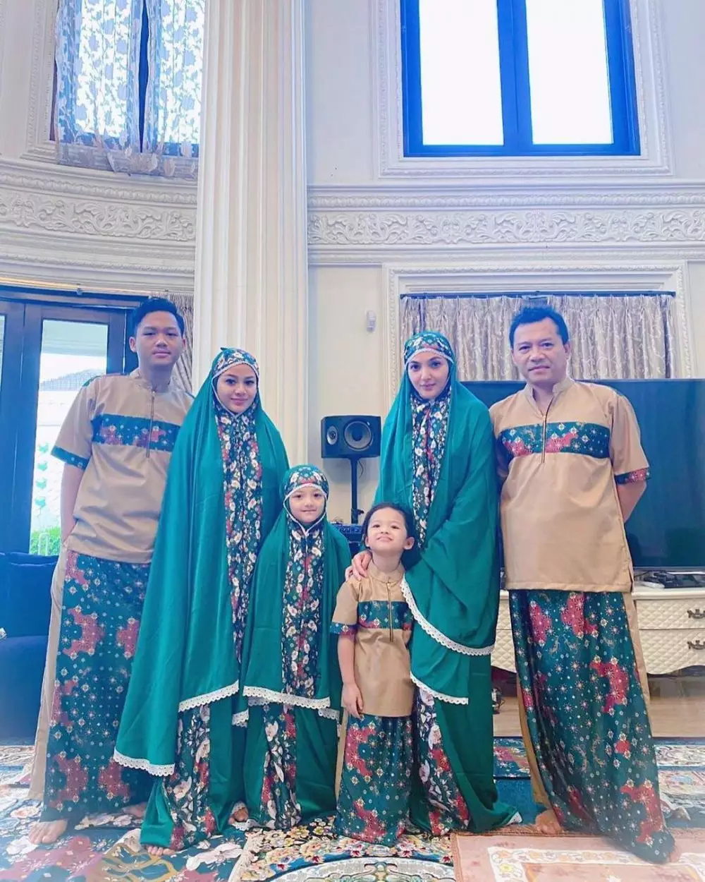 Gaya outfit keluarga Ashanty © 2021 brilio.net