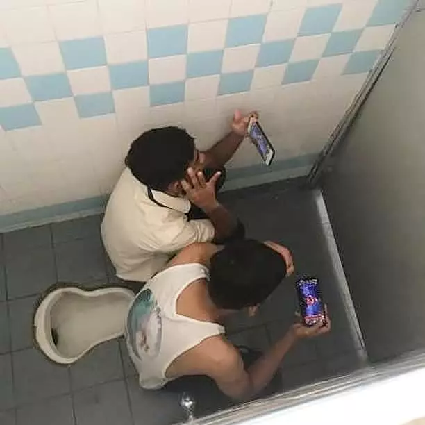 momen canggung di tempat umum © 2021 Instagram