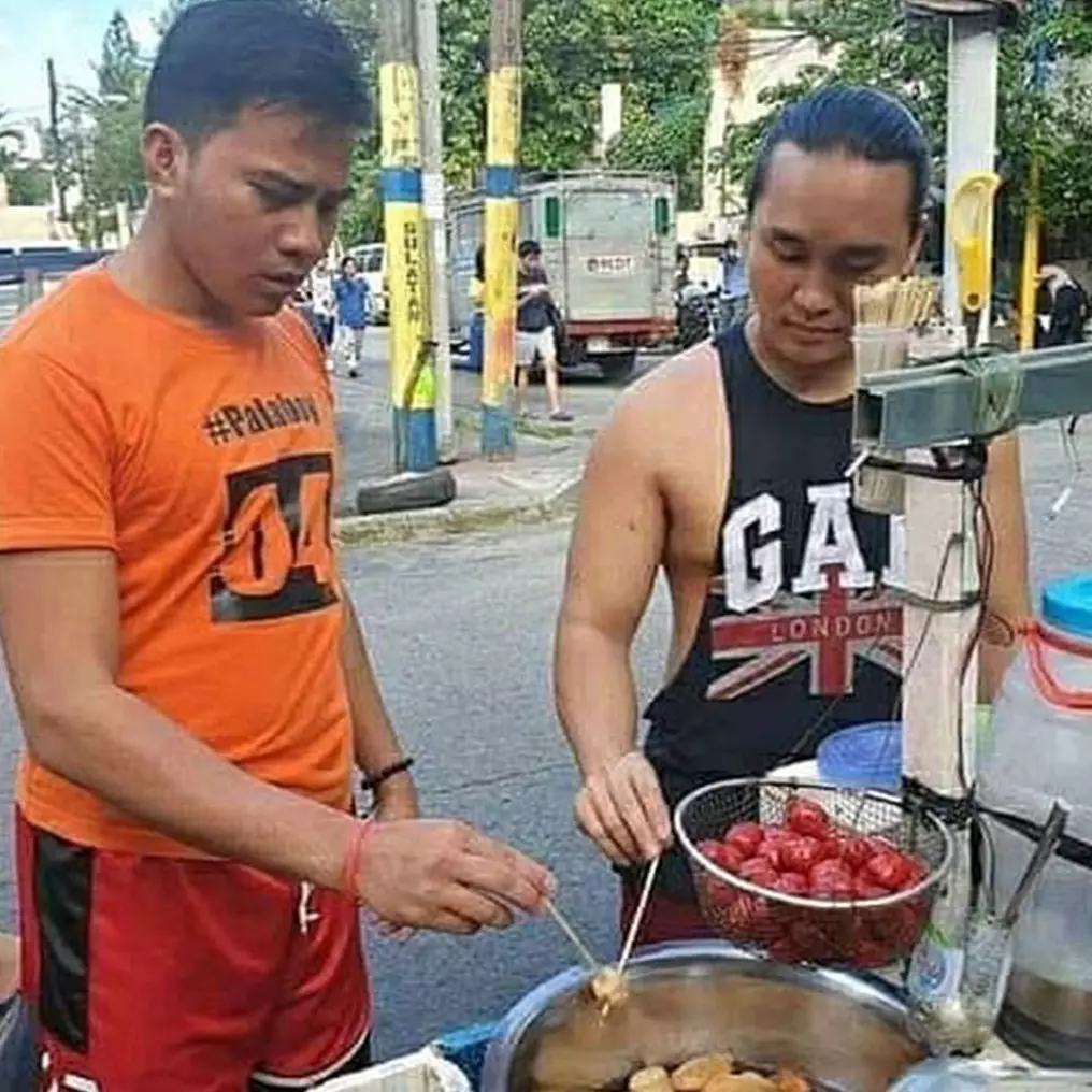 10 Momen canggung di tempat umum ini bikin senyum-senyum nggak jelas