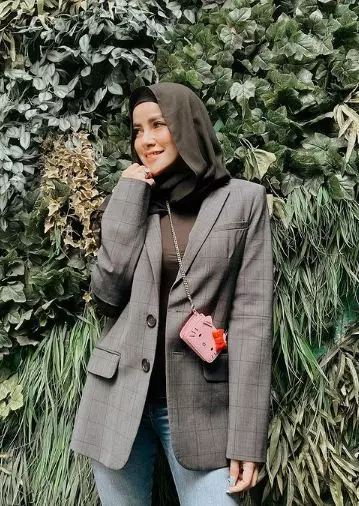 Gaya fashion Olla Ramlan © Instagram/@ollaramlanaufar
