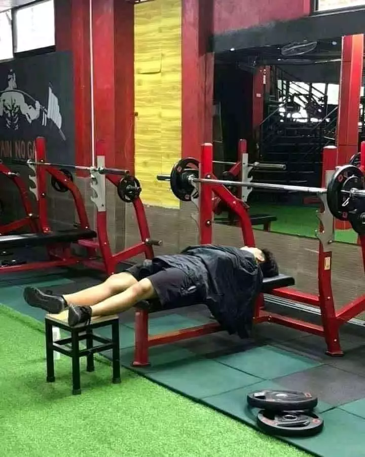 cowok kurang kerjaan di luar rumah © berbagai sumber