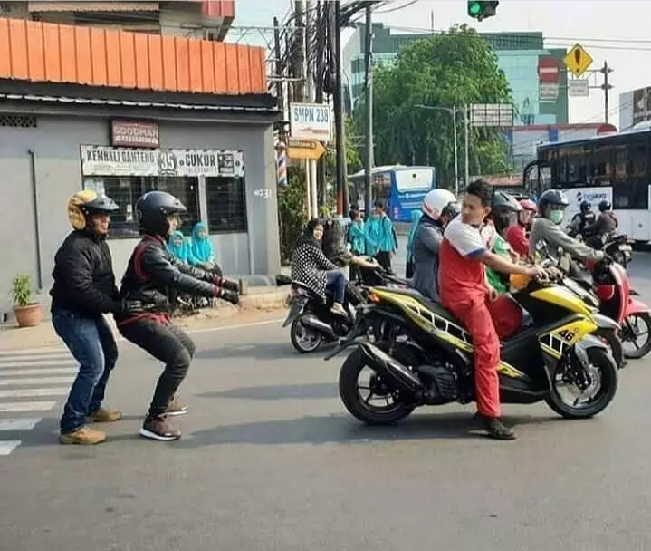 cowok kurang kerjaan di luar rumah © berbagai sumber