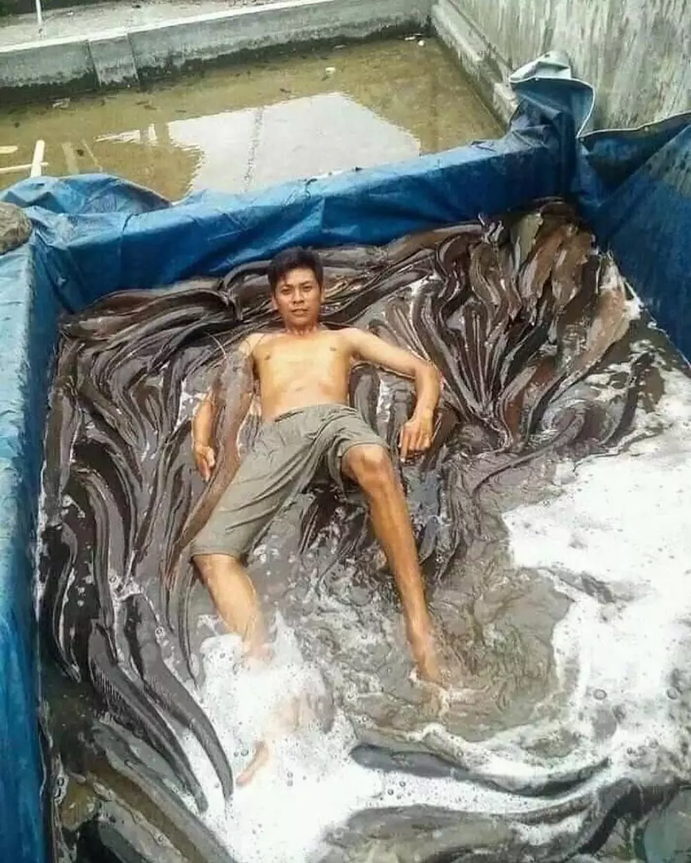 cowok kurang kerjaan di luar rumah © berbagai sumber