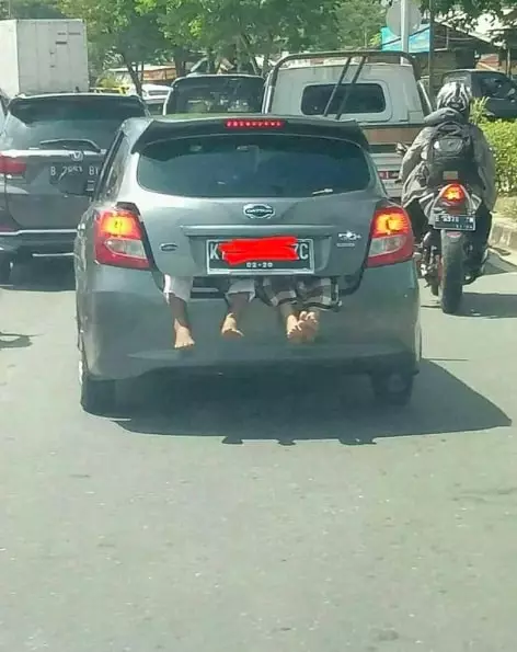 cowok kurang kerjaan di luar rumah © berbagai sumber