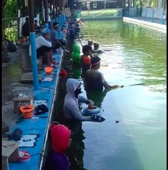 cowok kurang kerjaan di luar rumah © berbagai sumber