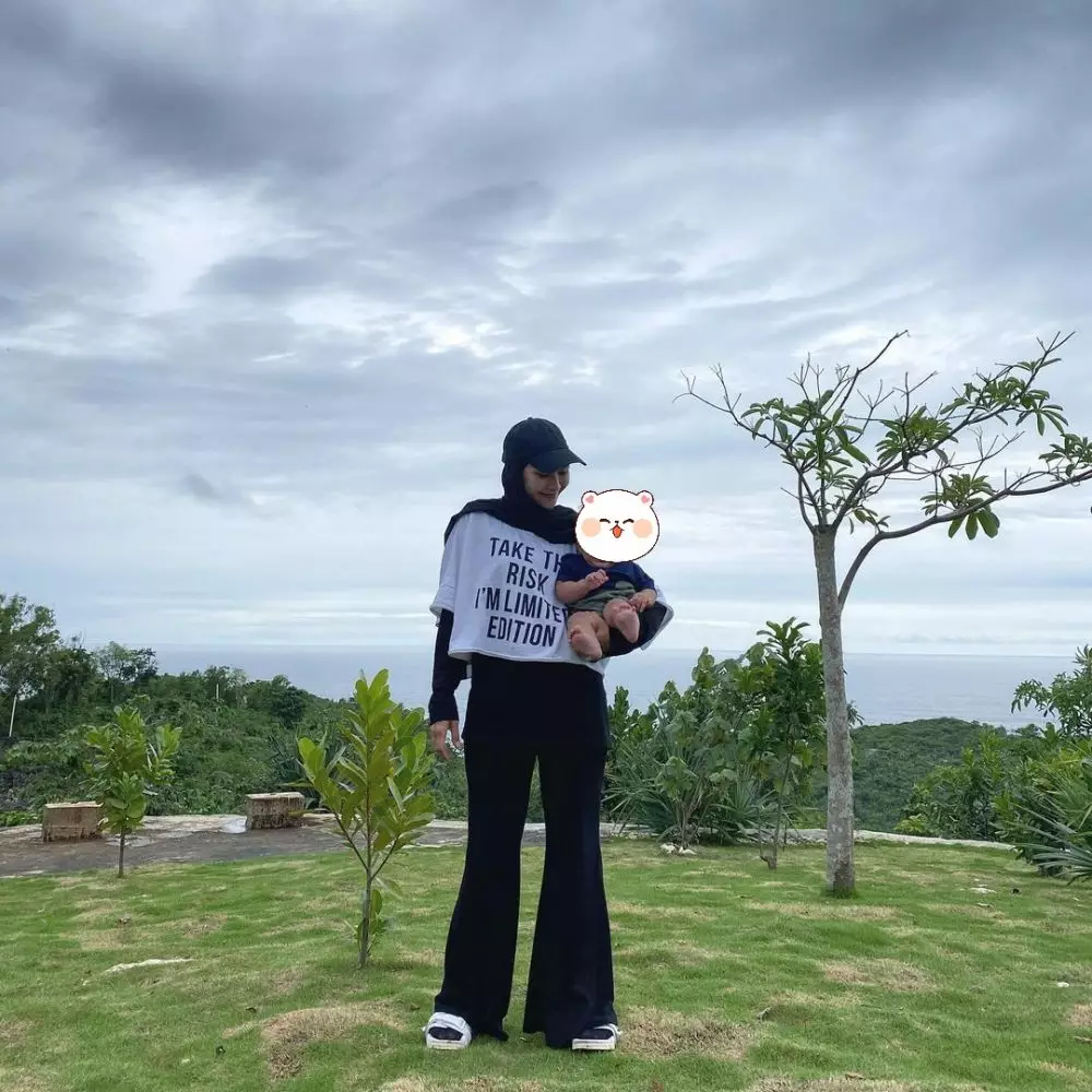 padu padan gaya simple ala Zaskia Adya Mecca © 2021 brilio.net padu padan gaya simple ala Zaskia Adya Mecca © 2021 brilio.net