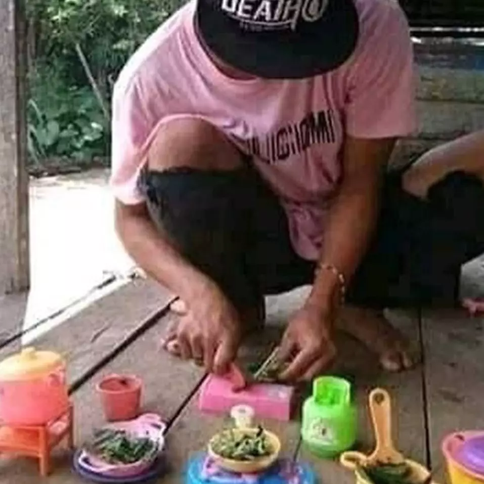 10 Aksi kocak pria dewasa bak anak kecil ini bikin ketawa jengkel