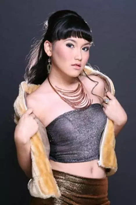 Potret lawas penyanyi dengan alis tipis dari berbagai sumber