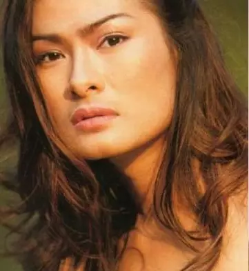 Potret lawas penyanyi dengan alis tipis dari berbagai sumber