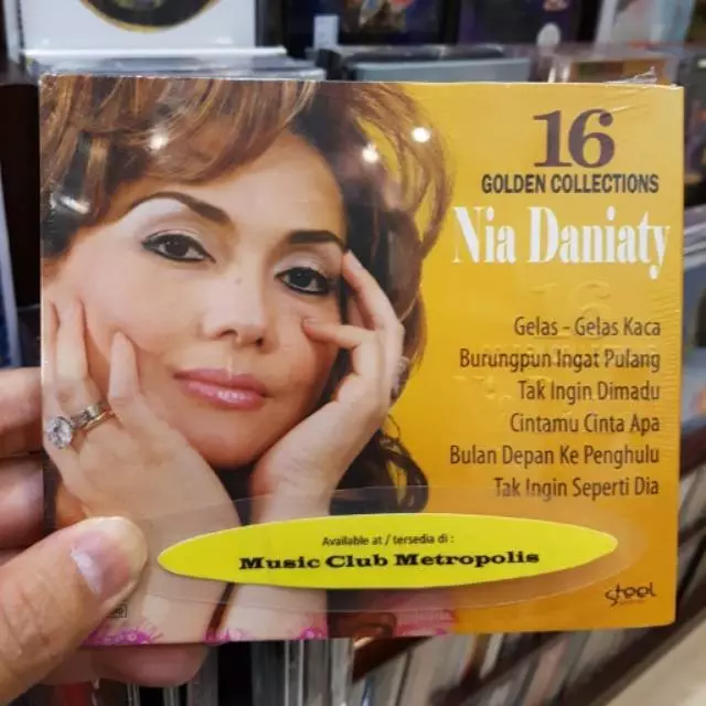 Potret lawas penyanyi dengan alis tipis dari berbagai sumber