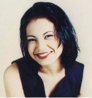 Potret lawas penyanyi dengan alis tipis dari berbagai sumber