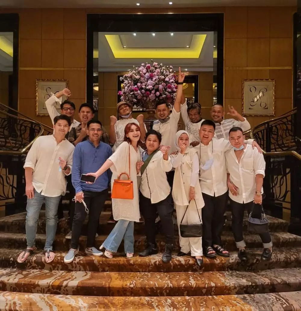 Momen buka bersama Ayu TIng Ting bareng karyawan © Instagram