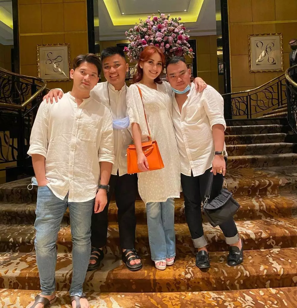 Momen buka bersama Ayu TIng Ting bareng karyawan © Instagram