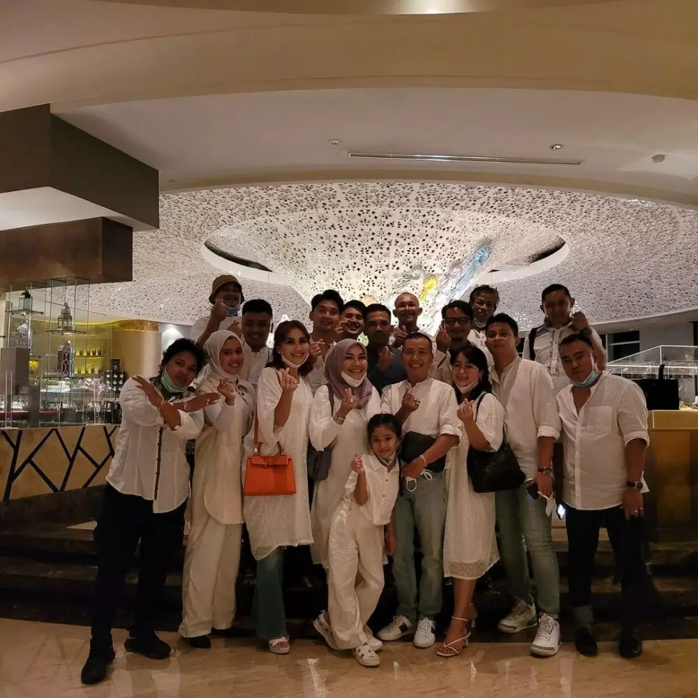 Momen buka bersama Ayu TIng Ting bareng karyawan © Instagram