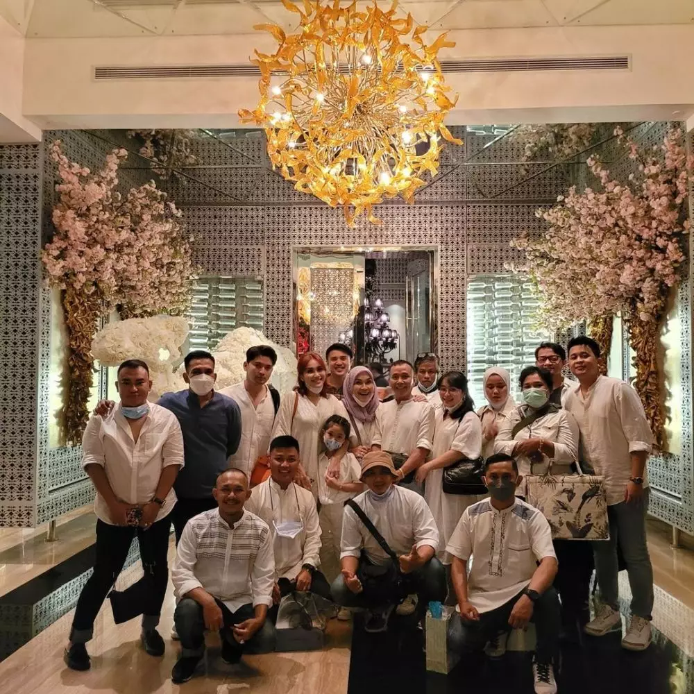 Momen buka bersama Ayu TIng Ting bareng karyawan © Instagram