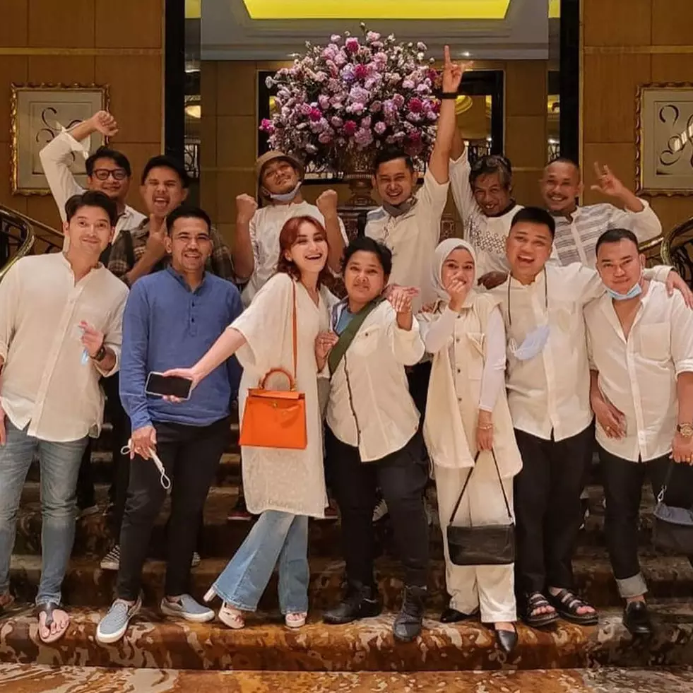 10 Momen buka bersama Ayu Ting Ting bareng karyawan, seru dan hangat