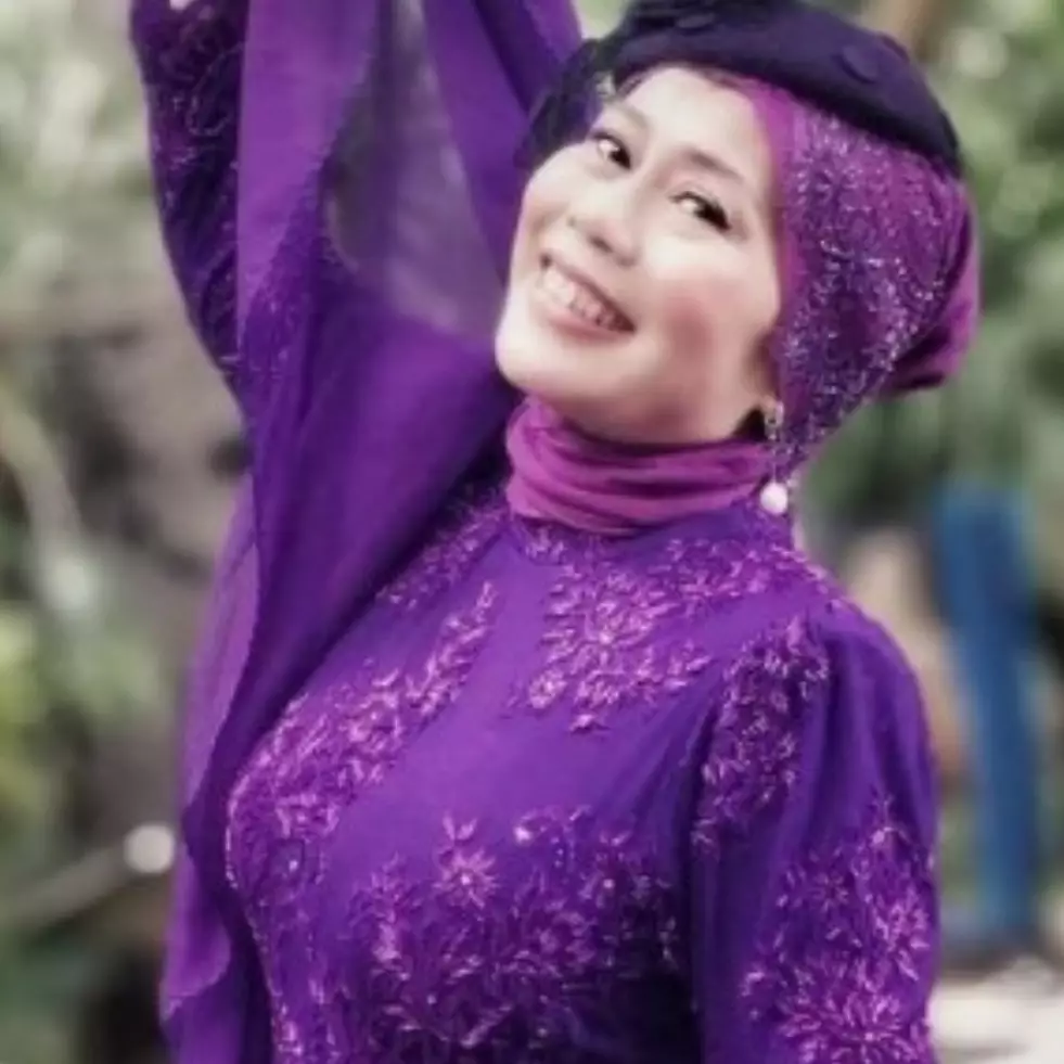 10 Potret transformasi Dewi Yull, awet muda di usia 60 tahun