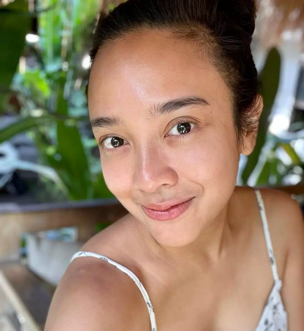 istri gitaris tanpa makeup © 2021 Instagram