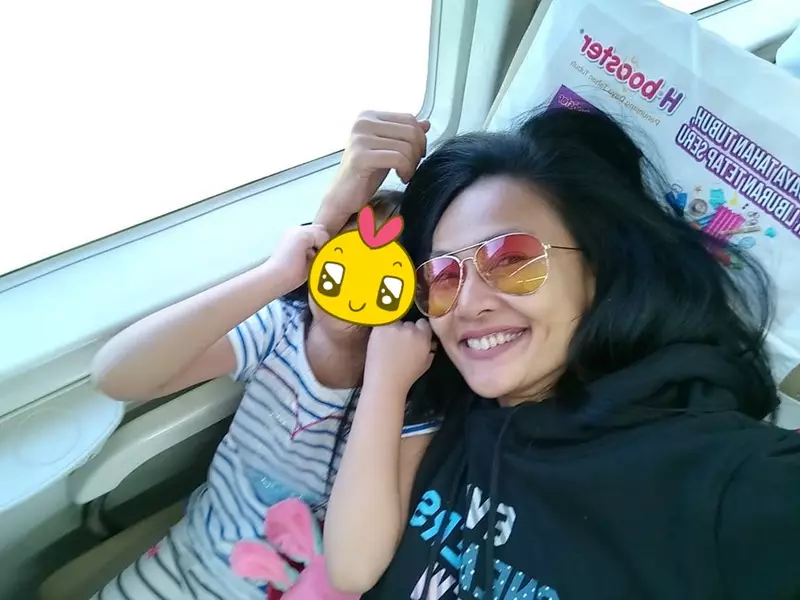 istri gitaris tanpa makeup © 2021 Instagram