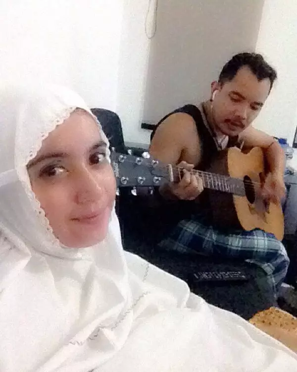 istri gitaris tanpa makeup © 2021 Instagram