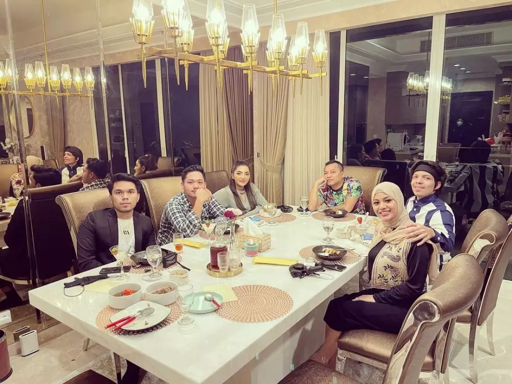 Aurel bukber rayakan kehamilan © berbagai sumber Aurel bukber rayakan kehamilan © berbagai sumber
