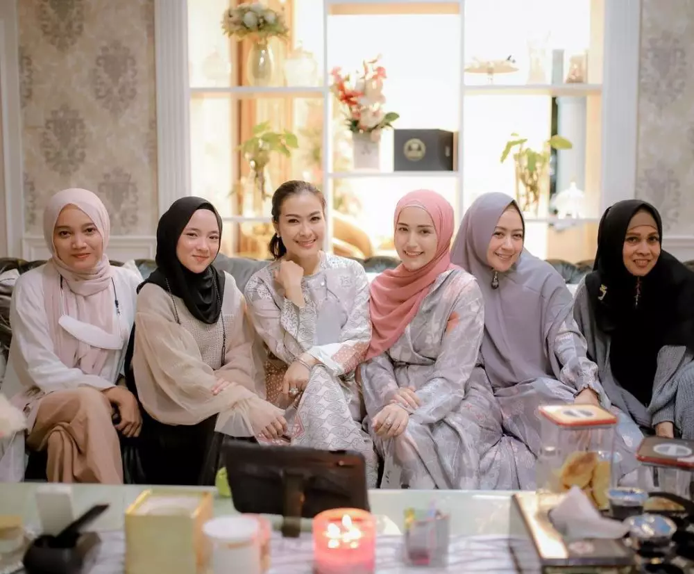 kedekatan Nissa Sabyan dan Iis Dahlia © 2021 brilio.net Instagram kedekatan Nissa Sabyan dan Iis Dahlia © 2021 brilio.net Instagram