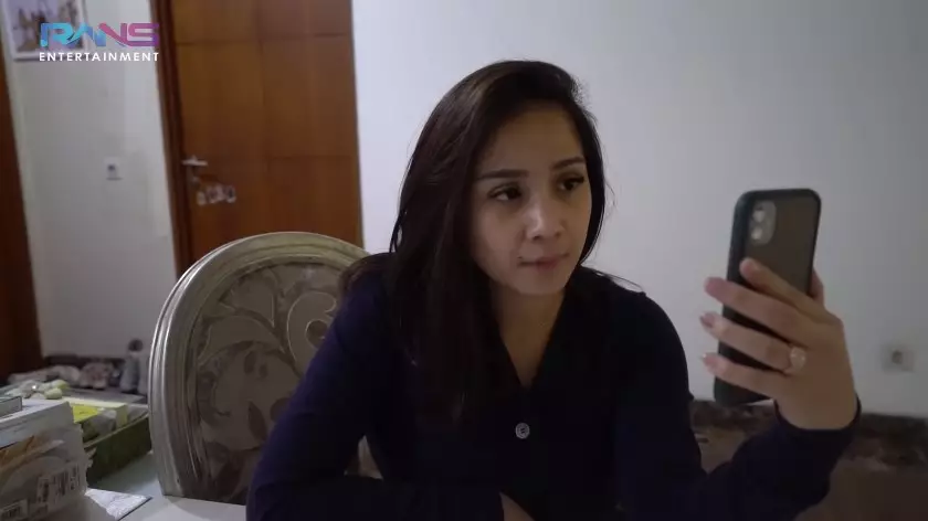 Momen Nagita bagi-bagi hampers lebaran Youtube/Rans Entertainment Momen Nagita bagi-bagi hampers lebaran Youtube/Rans Entertainment