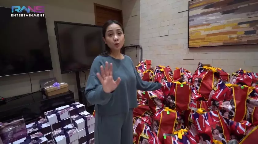 Momen Nagita bagi-bagi hampers lebaran Youtube/Rans Entertainment Momen Nagita bagi-bagi hampers lebaran Youtube/Rans Entertainment